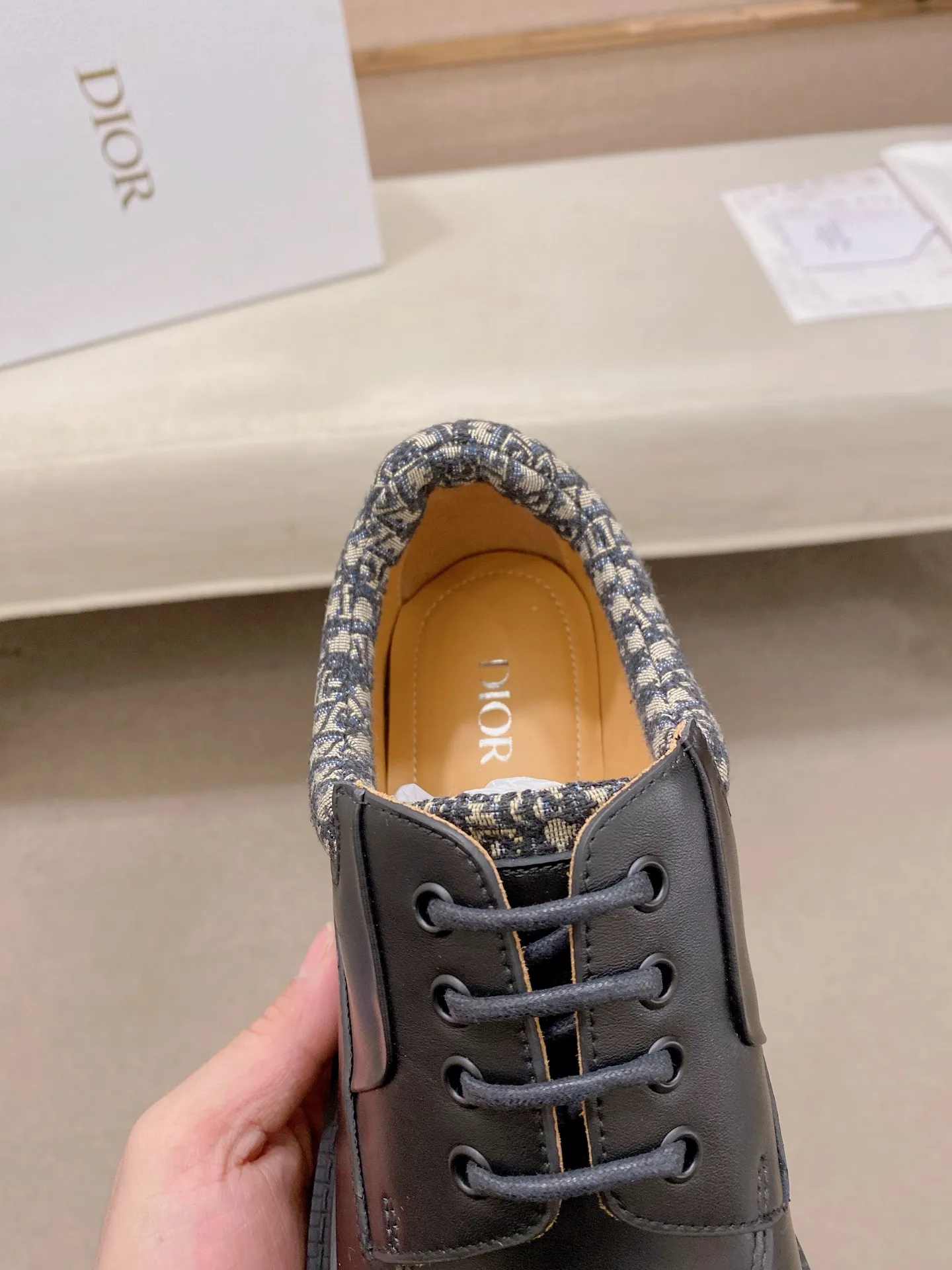 Factory price: 720💰Dior 25 latest men's old-money style leather shoes. They are definitely this year's big hit. They are very good-looking. Simple upper design. Presbyopia embellishment that is highly brand-recognizable. Full of details. The upper foot is grand and the legs are slim. This is just the right thing. Instantly heightens the height. A proper height-increasing tool. The upper is made of imported calfskin. The lining is mixed sheepskin. The original combination rubber outsole. Code number: 39-44. Customized45